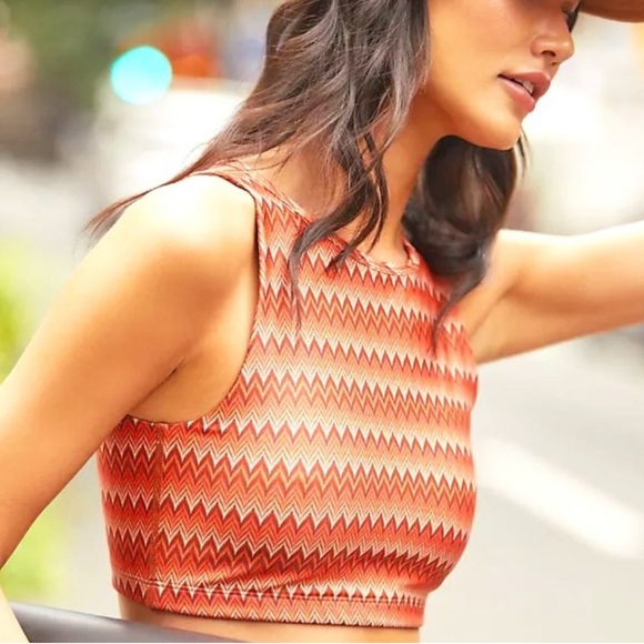 Beyond Yoga NWT $64 Athletic Top, Chevron Red Orange, Large, New, Sports Bra Gym - Picture 4 of 10
